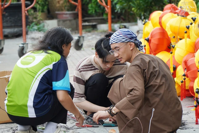 Chư Tăng hướng dẫn Phật tử thực hiện thiết trí