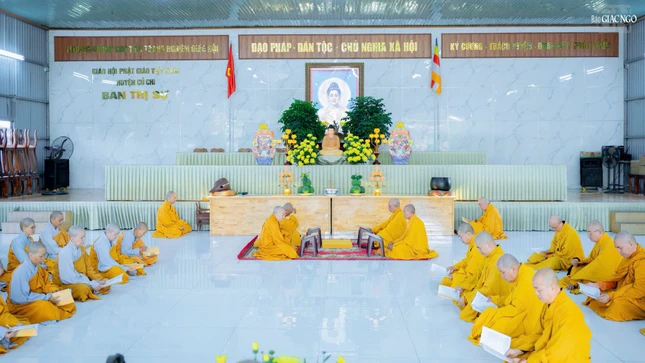 Tăng Ni các xã: Củ Chi, Tân An Hội, Thái Mỹ, An Nhơn Tây, Nhuận Đức, Phú Hòa Đông, Bình Mỹ Bố-tát tại chùa Pháp Thành