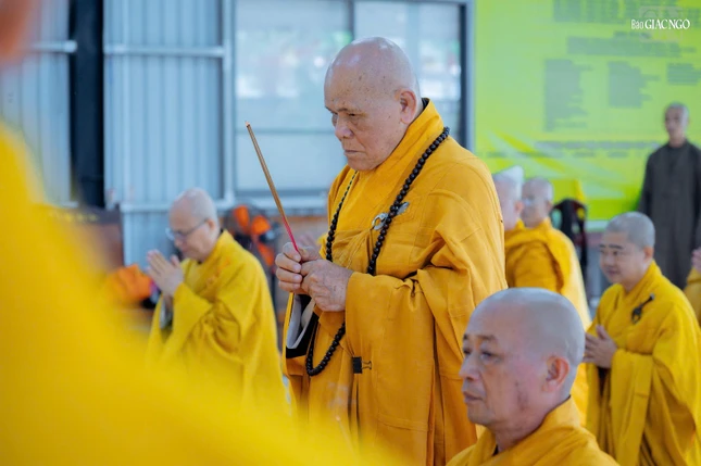 Chư tôn đức dâng hương, bạch Phật