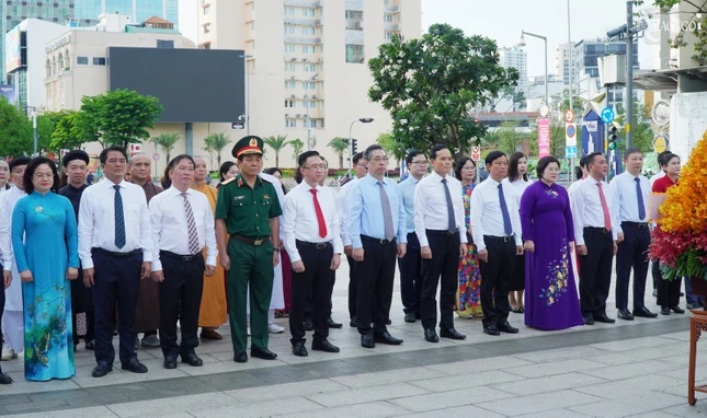 Đoàn đại biểu Thành ủy, HĐND, UBND, Ủy ban MTTQVN TP.HCM trang nghiêm và thành kính trước tượng đài Chủ tịch Hồ Chí Minh