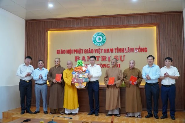 Phó Bí thư Tỉnh ủy, Chủ tịch HĐND tỉnh Lưu Văn Trung tặng quà chúc mừng Phật đản