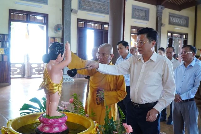 Thực hiện nghi thức Tắm Phật