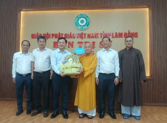 Ông Võ Phạm Xuân Lâm, Ủy viên Ban Thường vụ Tỉnh ủy, Bí Thư Đảng ủy, Chủ tịch HĐND phường Bắc Gia Nghĩa, cùng đại diện lãnh đạo phường trao quà chúc mừng Phật đản đến Thượng tọa Thích Quảng Hiền