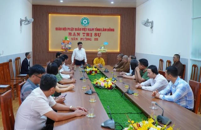 Ông Lưu Văn Trung, Phó Bí thư Tỉnh ủy, Chủ tịch HĐND tỉnh Lâm Đồng chúc mừng Phật đản