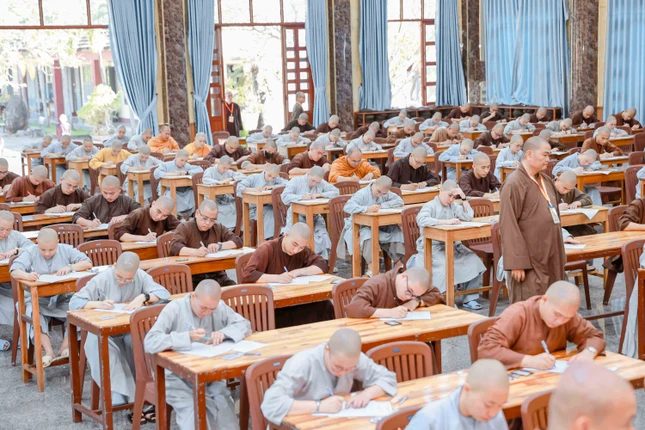 Có 229 Tăng Ni sinh khóa X đủ điều kiện đã chính thức bước vào kỳ thi tốt nghiệp hệ Trung cấp Phật học Có 229 Tăng Ni sinh khóa X đủ điều kiện đã chính thức bước vào kỳ thi tốt nghiệp hệ Trung cấp Phật học
