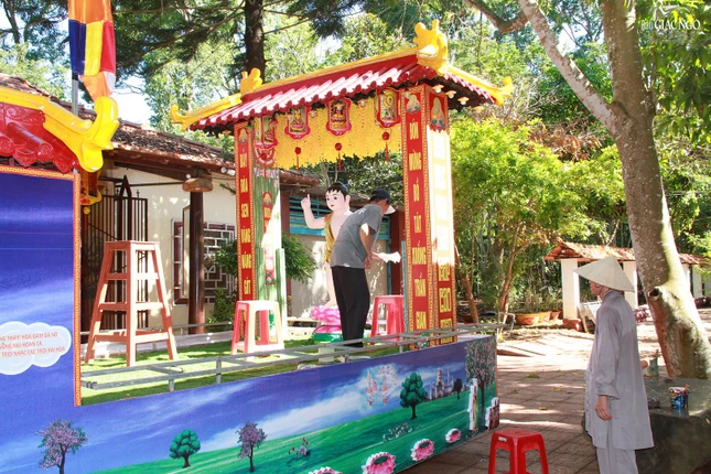 Các khâu thiết trí xe hoa chùa Bình Quang đang dần hoàn thiện