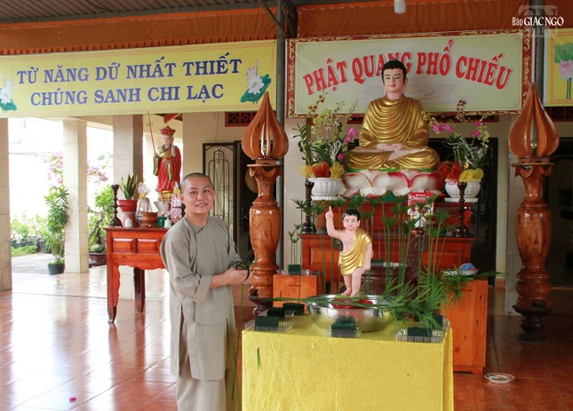 Thiết trí nơi thực hiện nghi thức Tắm Phật tại chùa Quảng Đức