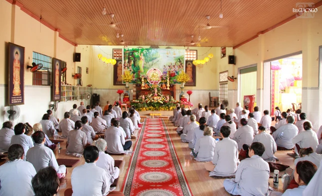 Phật tử về chùa Minh Quang dự khóa tu mùa Phật đản