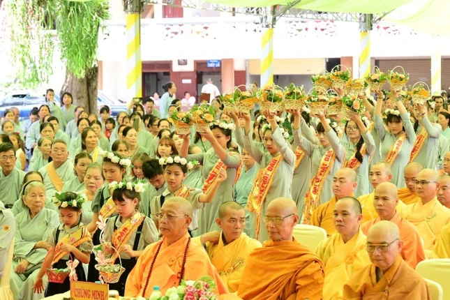 Phật tử dâng hoa
