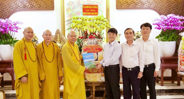 Ông Vũ Hồng Thuấn, Phó Bí thư Đảng ủy, Chủ tịch UBND phường Vũng Tàu, TP.HCM cùng các thành viên chúc mừng Phật đản Phật lịch 2570 tại tổ đình Vĩnh Nghiêm