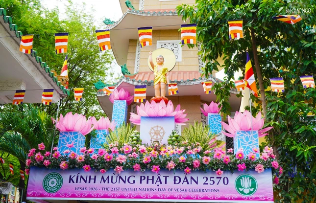 Lễ đài Phật đản do Gia đình Phật tử Xá Lợi thiết trí