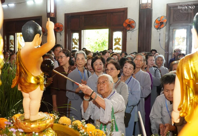 “Hôm nay được tắm cho Như Lai/Trí tuệ quang minh công đức lớn/Chúng sinh ba cõi đang chìm đắm/Được thấy trần gian hiện pháp thân/Nam-mô Bổn Sư Thích Ca Mâu Ni Phật”