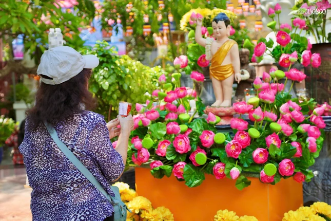 Dâng đèn cúng Phật