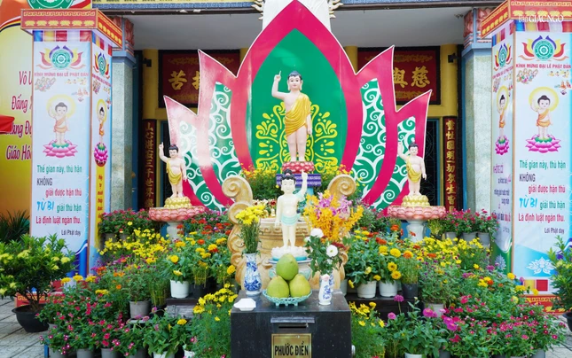 Lễ đài Phật đản tại chùa Linh Sơn Hải Hội