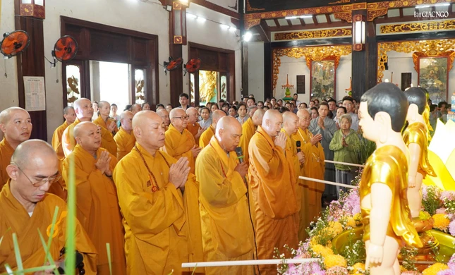Trang nghiêm khóa lễ tại chánh điện tổ đình Vĩnh Nghiêm