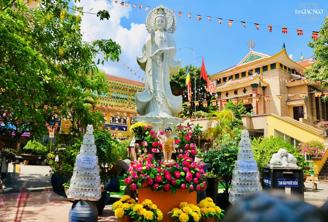 Chùa Phật học Xá Lợi thiết trí một lễ đài nhỏ trước đường Bà Huyện Thanh Quan