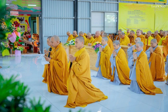 Đại diện hành giả an cư dâng lời phát nguyện