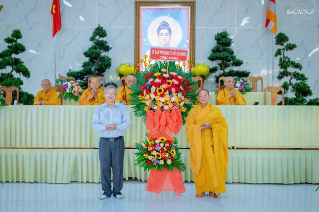 Ông Dương Văn Duyên, nguyên Ủy viên Ban Thường vụ, Trưởng ban Dân vận huyện Củ Chi cũ tặng lẵng hoa chúc mừng của Ủy ban MTTQVN TP.HCM