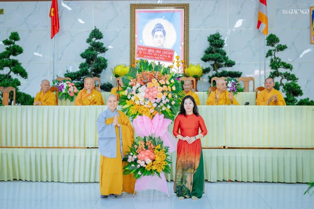 Ni sư Thích nữ Lệ Thanh, Hóa chủ trường hạ chùa Từ Giác đón nhận lẵng hoa của chính quyền xã Phú Hòa Đông