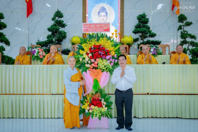 Ni sư Thích nữ Nguyên Chủng, Hóa chủ trường hạ chùa Di Đà đón nhận lẵng hoa của chính quyền xã Nhuận Đức