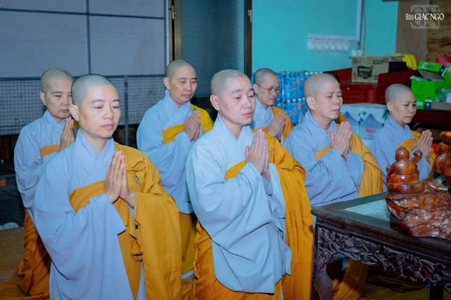 Chư Ni lắng nghe giáo giới