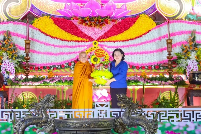 Thượng tọa Thích Giác Phổ, Phó Trưởng ban Thường trực Ban Trị sự GHPGVN tỉnh Đắk Lắk đón nhận quà chúc mừng Thượng tọa Thích Giác Phổ, Phó Trưởng ban Thường trực Ban Trị sự GHPGVN tỉnh Đắk Lắk đón nhận quà chúc mừng