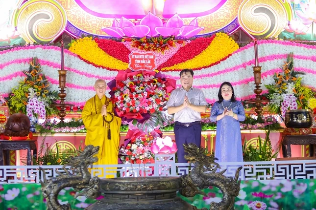 Đại đức Thích Nguyên Minh, Ủy viên Hội đồng Trị sự, Trưởng ban Trị sự GHPGVN tỉnh Đắk Lắk đón nhận lẵng hoa chúc mừng của chính quyền tỉnh Đắk Lắk Đại đức Thích Nguyên Minh, Ủy viên Hội đồng Trị sự, Trưởng ban Trị sự GHPGVN tỉnh Đắk Lắk đón nhận lẵng hoa chúc mừng của chính quyền tỉnh Đắk Lắk