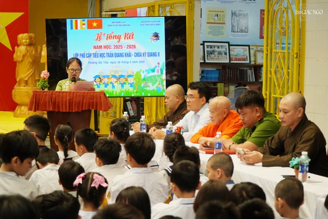 Cô Nguyễn Kim Phượng báo cáo tổng kết năm học