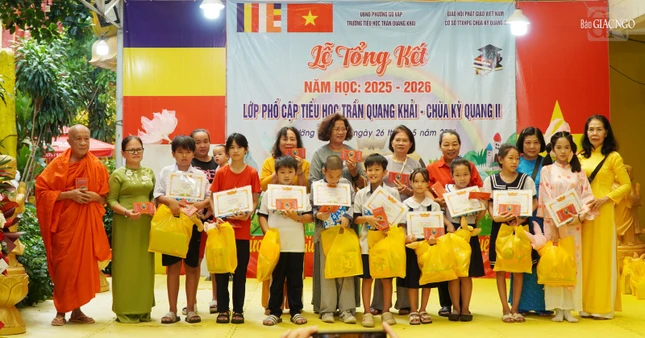 Các em học sinh nhận Giấy khen, quà ghi nhận nỗ lực học tập