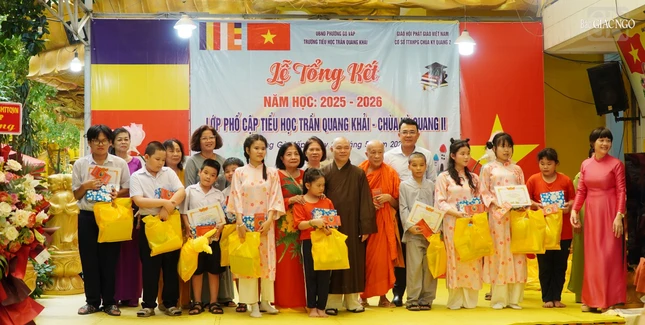 Ngoài khen thưởng, các em học sinh còn được nhận nhiều quà từ các ân nhân