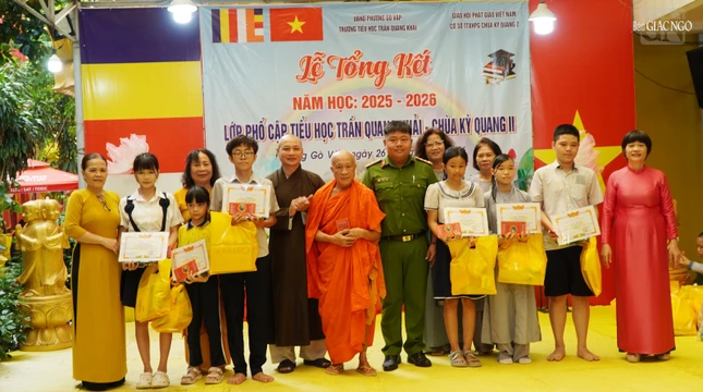 Tặng quà đến các em học sinh