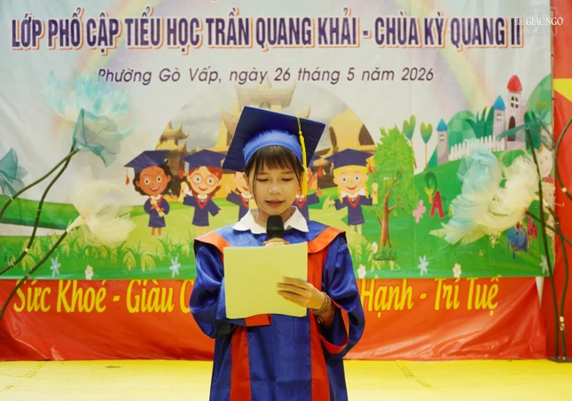 Em Nguyễn Thị Thục Quyên đại diện học sinh phát biểu tri ân thầy cô