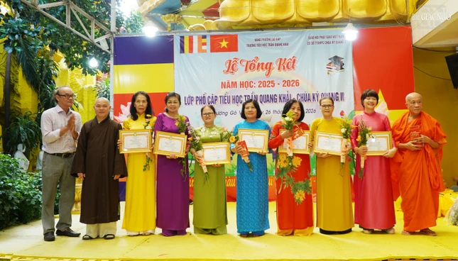 Thượng tọa Thích Quảng Pháp, Phó ban Từ thiện xã hội T.Ư trao Bằng công đức ghi nhận những đóng góp của thầy cô