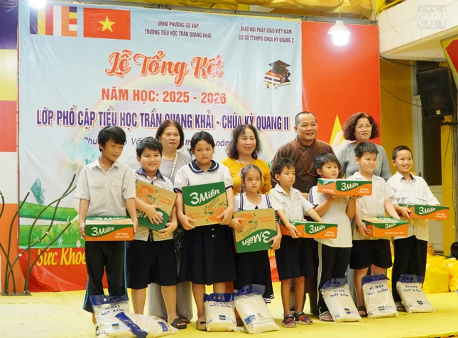 Chùa Kỳ Quang 2 cùng các vị ân nhân tặng 20 phần quà đặc biệt đến các em học sinh