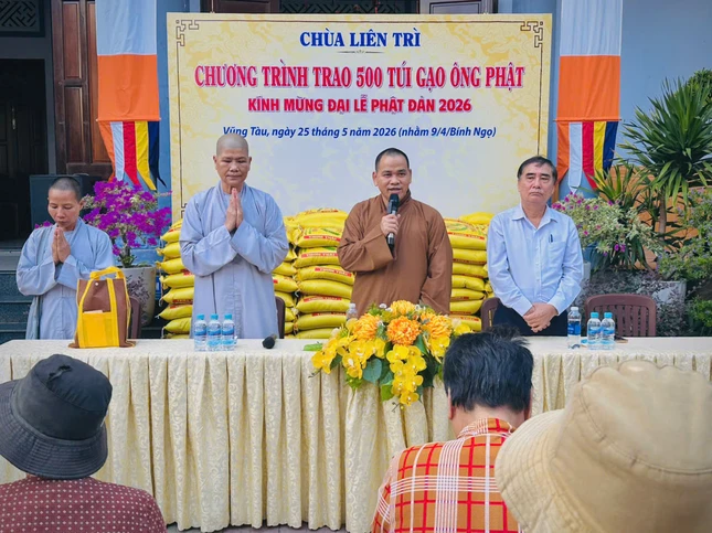 Thượng tọa Thích Thiện Thông phát biểu thăm hỏi đến người dân Thượng tọa Thích Thiện Thông phát biểu thăm hỏi đến người dân