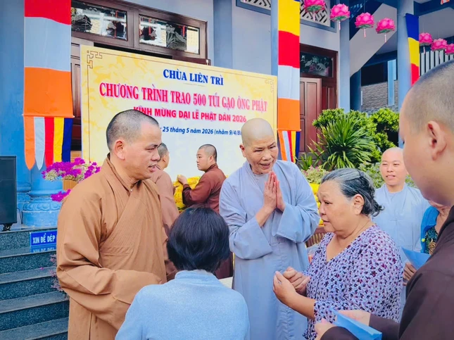 Chư tôn đức thăm hỏi ân cần đến người dân Chư tôn đức thăm hỏi ân cần đến người dân