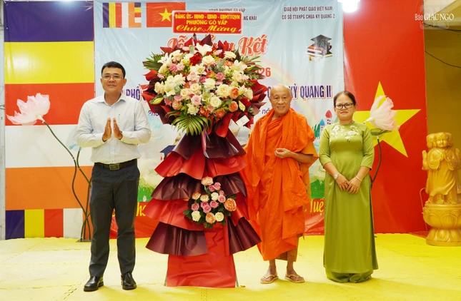 Ông Nguyễn Hữu Tài, Phó Chủ tịch UBND P.Gò Vấp trao tặng lẵng hoa chúc mừng