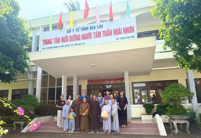 Đoàn trao 550 phần quà tại Trung tâm Nuôi dưỡng người tâm thần Hoài Nhơn