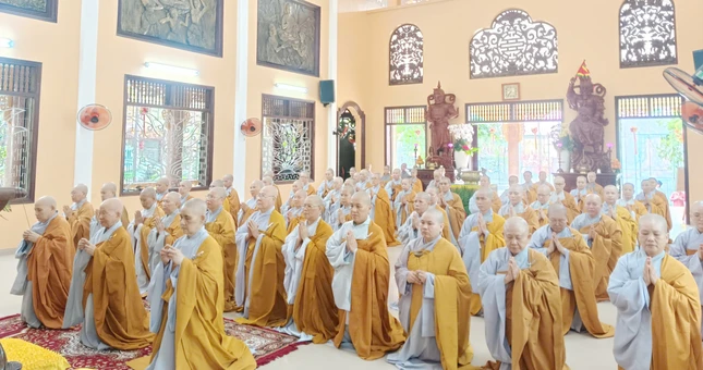 Chư tôn đức Ni niêm hương bạch Phật