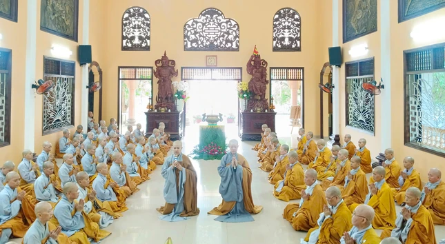 Ni sư Thích nữ Diệu Minh dâng lời tác bạch