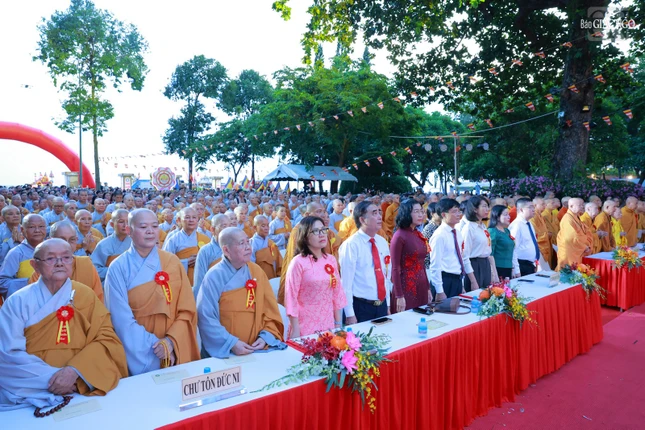 Chư Ni cùng đại diện chính quyền tham dự