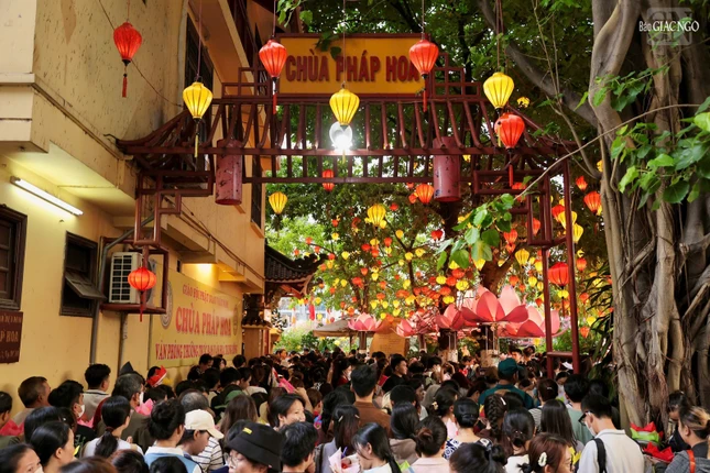 Mọi lối dẫn vào chùa đều không còn chỗ trống