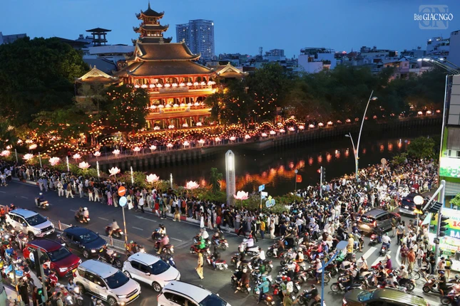 Đêm hoa đăng kính mừng Phật đản Phật lịch 2570 tại chùa Pháp Hoa