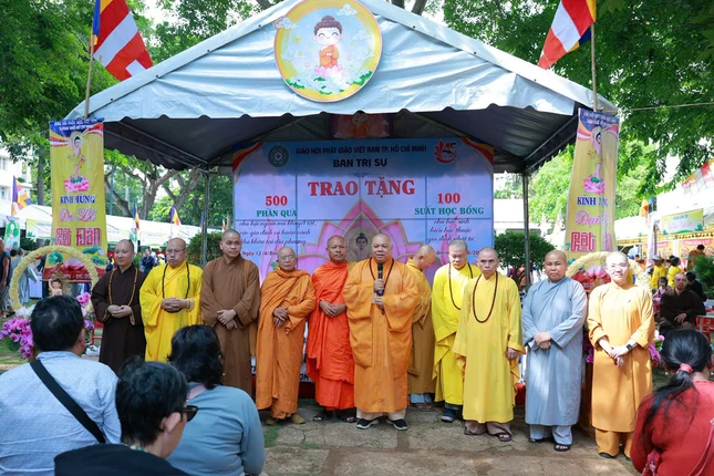 Thượng tọa Thích Nhuận Trí thay mặt chư tôn đức phát biểu tại buổi tặng quà đến bà con trên địa bàn phường Vũng Tàu