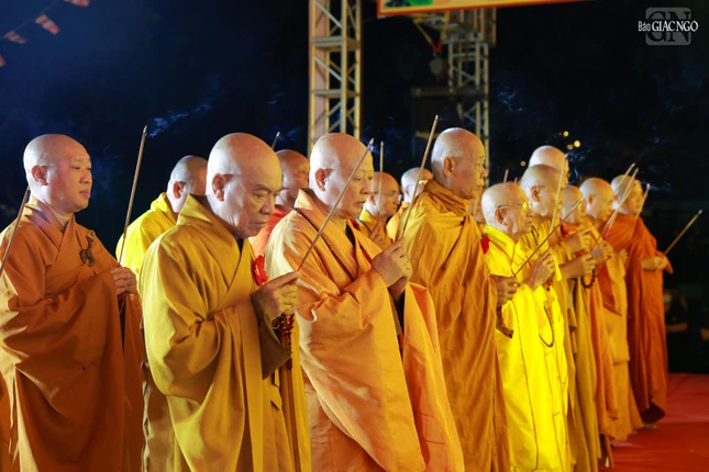 Chư tôn giáo phẩm dâng hương đảnh lễ Tam bảo