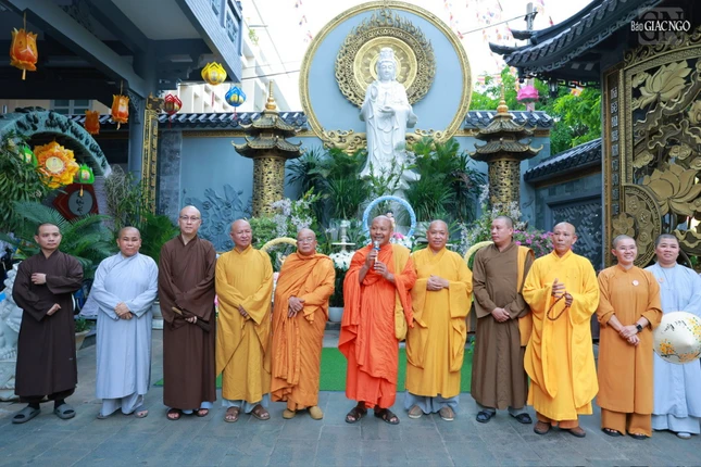 Thượng tọa Quách Thành Satha, Ủy viên Thường trực Ban Trị sự GHPGVN TP.HCM phát biểu khai mạc diễu hành xe hoa