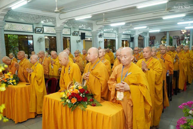 Chư Tăng các phường: Hạnh Thông, Gò Vấp, Thông Tây Hội, An Nhơn, An Hội Tây và An Hội Đông an cư tại chùa Huỳnh Kim và tu viện Quảng Hương Già Lam