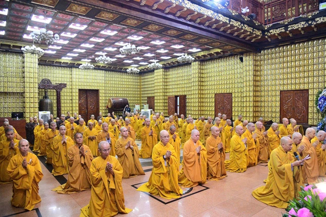 Chư tôn đức trong khóa lễ tại chánh điện