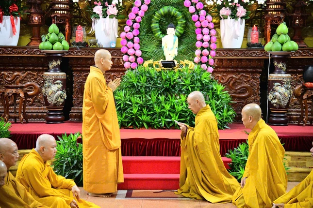 Nhị vị Hòa thượng đối thú an cư