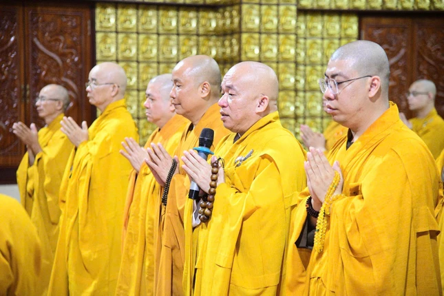 Thượng tọa Thích Nhật Thiện, Ủy viên Ban Trị sự GHPGVN TP.HCM cùng chư tôn đức